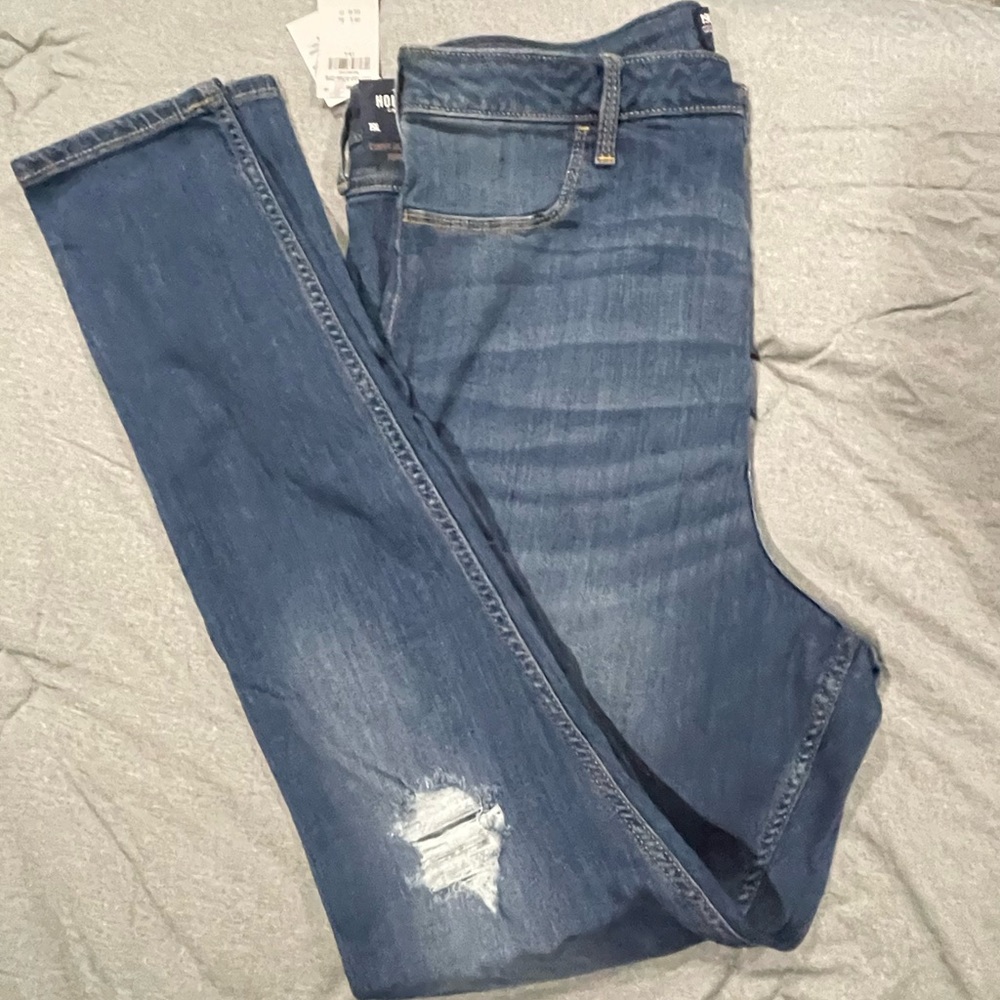 BNWT Hollister Distressed Curvy Ultra High-Rise Jean Legging